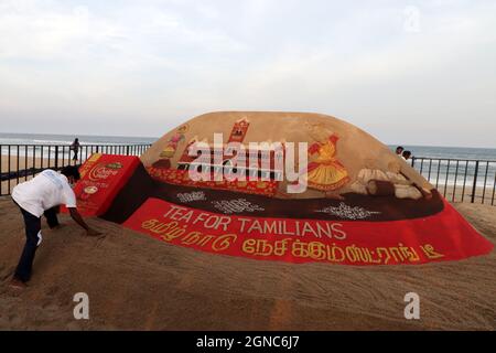 Chennai, Tamil Nadu, Indien. September 2021. Der Sandkünstler Sudarshan Pattnaik gibt seiner Sandskulptur den letzten Schliff, die die berühmten Elemente zeigt, die tief in Tamil Nadus Kultur verwurzelt sind, im VGP Golden Beach Resort in Chennai. (Bild: © Sri Loganathan/ZUMA Press Wire) Stockfoto