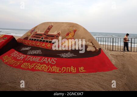 Chennai, Tamil Nadu, Indien. September 2021. Der Sandkünstler Sudarshan Pattnaik gibt seiner Sandskulptur den letzten Schliff, die die berühmten Elemente zeigt, die tief in Tamil Nadus Kultur verwurzelt sind, im VGP Golden Beach Resort in Chennai. (Bild: © Sri Loganathan/ZUMA Press Wire) Stockfoto