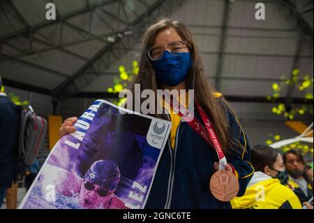 Laura Gonzalez, Schwimmen Bronzemedaille posiert für ein Foto mit ihrer Paralympischen Bronzemedaille während einer Begrüßung der kolumbianischen Paralympischen Athleten Th Stockfoto