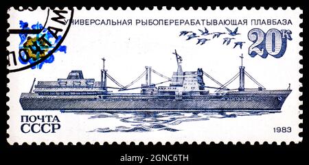 UdSSR - UM 1983: Eine in UdSSR Russland gedruckte Marke zeigt ein schwimmendes Basisschiff, Serie Schiffe der sowjetischen Fischereiflotte Stockfoto