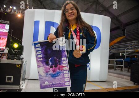 Laura Gonzalez, Schwimmen Bronzemedaille posiert für ein Foto mit ihrer Paralympischen Bronzemedaille während einer Begrüßung der kolumbianischen Paralympischen Athleten Th Stockfoto