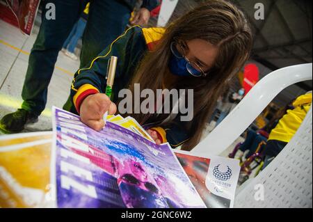 Laura Gonzalez, Schwimmen Bronzemedaille unterzeichnet Plakate von ihr während einer Begrüßung der kolumbianischen Paralympischen Athleten, die an der Tokyo 2 teilgenommen Stockfoto