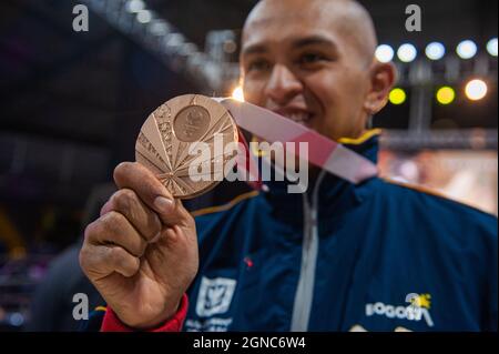 Diego Dueñas, Paracycling-Bronzemedaillengewinnerin, posiert für ein Foto mit seiner Medaille bei einer Begrüßung der kolumbianischen Paralympischen Athleten, die daran teilnehmen Stockfoto