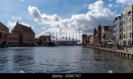 'Danzig, Polen - 2. September 2021: Blick auf das historische Stadtzentrum von Danzig am Motlawa-Kanal' Stockfoto