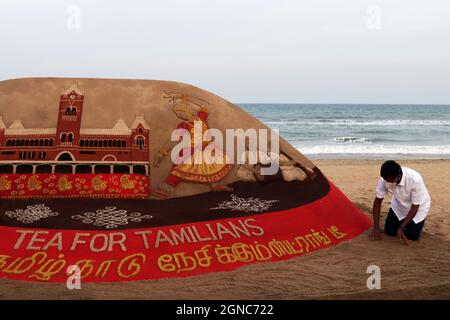 Chennai, Tamil Nadu, Indien. September 2021. Der Sandkünstler Sudarshan Pattnaik gibt seiner Sandskulptur den letzten Schliff, die die berühmten Elemente zeigt, die tief in Tamil Nadus Kultur verwurzelt sind, im VGP Golden Beach Resort in Chennai. (Bild: © Sri Loganathan/ZUMA Press Wire) Stockfoto