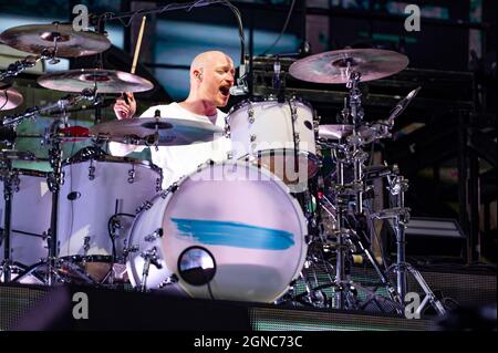 Leeds, Großbritannien 27. August 2021. Simon Neil, James Johnston und Ben Johnston von der Band Biffy Clyro treten auf der Hauptbühne des Leeds Festival 202 auf Stockfoto