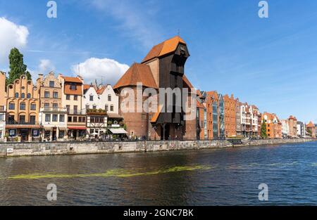 Danzig, Polen - 2. September 2021: Blick auf die Uferpromenade des Motlawa-Flusses in der historischen Altstadt von Danzig Stockfoto