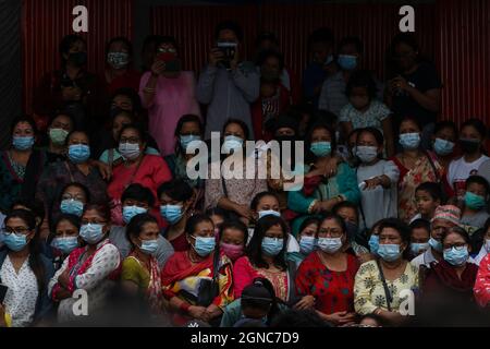 Kathmandu, NE, Nepal. September 2021. Alle in Masken gewirkten Anhänger nehmen an der Prozession Teil, bei der der Wagen gezogen wurde, der von der lebenden Göttin Kumari am letzten Tag von Indra Jatra in Kathmandu, Nepal, am 24. September 2021 bestiegen wurde. (Bild: © Aryan Dhimal/ZUMA Press Wire) Stockfoto