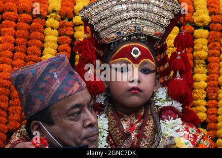 Kathmandu, NE, Nepal. September 2021. Nepals lebende Göttin ist abgebildet, als sie am letzten Tag von Indra Jatra in Kathmandu, Nepal, am 24. September 2021 über den Wagen bestiegen wird. (Bild: © Aryan Dhimal/ZUMA Press Wire) Stockfoto