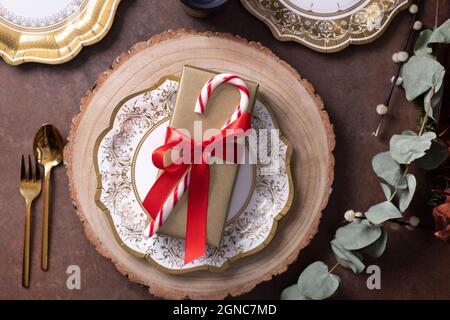 Weihnachten, Blick von oben auf eingewickelte Geschenke und Dekorationen auf einem Tisch Stockfoto