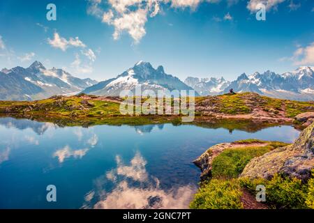 Herrliche Sommeransicht des Lac Blanc Sees mit Mont Blanc (Monte Bianco) im Hintergrund, Chamonix Lage. Wunderschöne Outdoor-Szene in Vallon de Berard Stockfoto