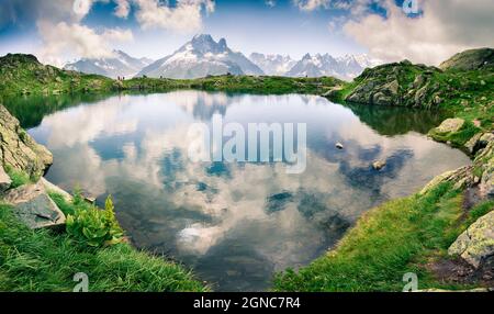 Herrliche Sommeransicht des Lac Blanc Sees mit Mont Blanc (Monte Bianco) im Hintergrund, Chamonix Lage. Wunderschöne Outdoor-Szene in Vallon de Berard Stockfoto