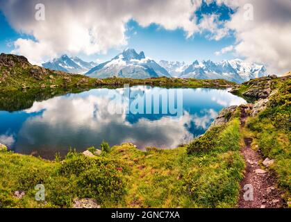 Toller Sommerblick auf den Lac Blanc See mit Mont Blanc (Monte Bianco) im Hintergrund, Chamonix Lage. Schöne Outdoor-Szene in Vallon de Berard N Stockfoto