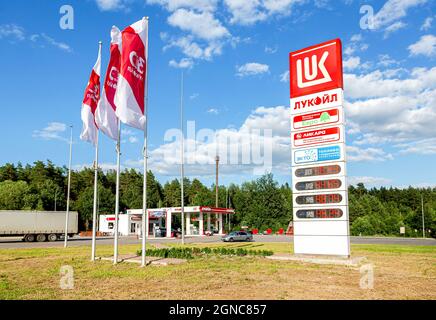 Mordovia, Russland - 6. Juli 2021: Lukoil-Tankstelle mit betanken Autos. Lukoil ist eine der größten russischen Ölgesellschaften Stockfoto