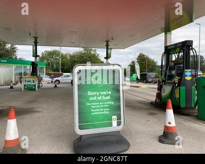 Yeovil, Somerset, England - September 24 2021: BP Tankstelle Vorplatz mit Sorry We are out of Fuel Zeichen, wegen des Mangels an LKW-Fahrern Stockfoto