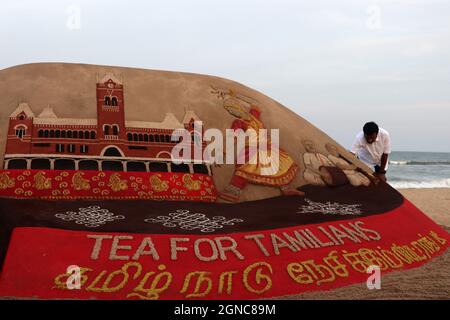 Chennai, Tamil Nadu, Indien. September 2021. Der Sandkünstler Sudarshan Pattnaik gibt seiner Sandskulptur den letzten Schliff, die die berühmten Elemente zeigt, die tief in Tamil Nadus Kultur verwurzelt sind, im VGP Golden Beach Resort in Chennai. (Bild: © Sri Loganathan/ZUMA Press Wire) Stockfoto