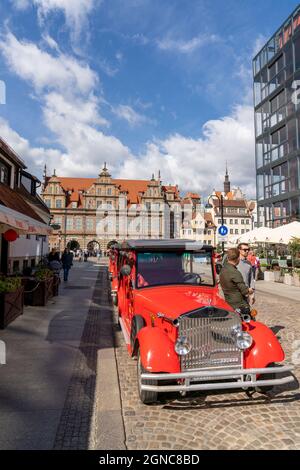 Danzig, Polen - 2. September 2021: Touristenführer und Taxis warten vor dem Grünen Tor im historischen Stadtzentrum von Danzig auf ihre Geschäfte Stockfoto