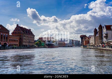 'Danzig, Polen - 2. September 2021: Blick auf das historische Stadtzentrum von Danzig am Motlawa-Kanal' Stockfoto