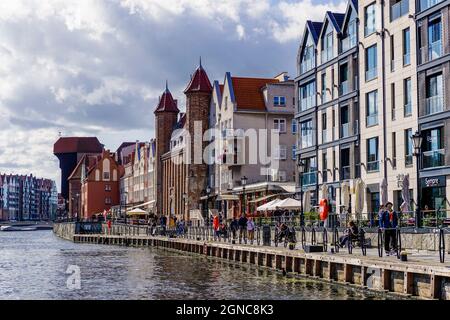 'Danzig, Polen - 2. September 2021: Blick auf das historische Stadtzentrum von Danzig am Motlawa-Kanal' Stockfoto