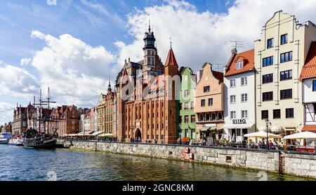 'Danzig, Polen - 2. September 2021: Blick auf das historische Stadtzentrum von Danzig am Motlawa-Kanal' Stockfoto