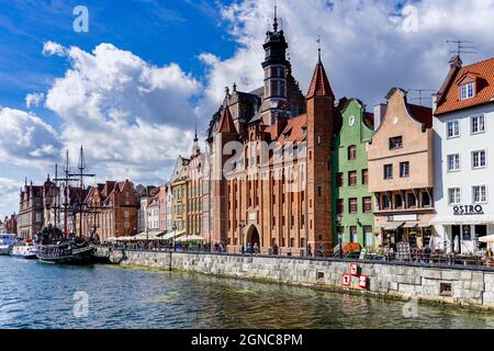 'Danzig, Polen - 2. September 2021: Blick auf das historische Stadtzentrum von Danzig am Motlawa-Kanal' Stockfoto