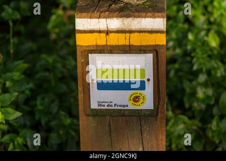 Schild am Rio fraga Trail, Waldweg in Maoña, durch üppigen europäischen Wald, Galizien, Spanien. Stockfoto