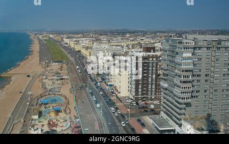 Blick vom i360 nach Westen in Richtung Hove über das Meer, Strände, Rasenflächen und Stadtbild, mit Regency-Häusern an der Küstenstraße. Brighton & Hove, East Sussex, England, Großbritannien Stockfoto