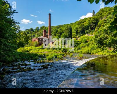 Der Fluss Derwent fließt vorbei Masson Mill ein ehemaliges Textil Mühle an der Grenze von Cromford und Matlock Bath in Derbyshire Peak District England Großbritannien Stockfoto
