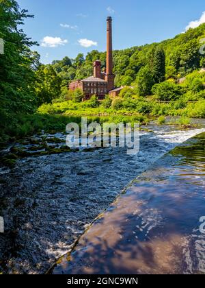 Der Fluss Derwent fließt vorbei Masson Mill ein ehemaliges Textil Mühle an der Grenze von Cromford und Matlock Bath in Derbyshire Peak District England Großbritannien Stockfoto