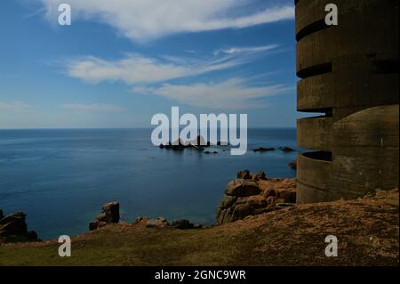 Außenansicht eines Funkturms der Deutschen Marine aus dem 2. Weltkrieg in Corbiere an der malerischen Küste von Jersey auf den Kanalinseln. Stockfoto