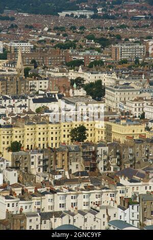 Blick vom i360 nach Westen in Richtung Hove über das Stadtbild mit cremefarbenen Häusern am Brunswck Square. Brighton & Hove, East Sussex, England, Großbritannien Stockfoto