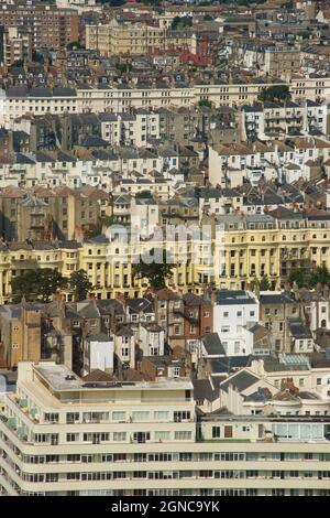 Blick von der i360 nach Westen in Richtung Hove über das Stadtbild, mit Brunswck Square Häusern in Creme und Embassy Court, unten. Brighton & Hove, East Sussex, England, Großbritannien Stockfoto