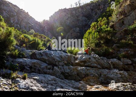 Teenager und jüngerer Bruder wandern auf dem Waterfall Trail, Stanford, Südafrika. Stockfoto