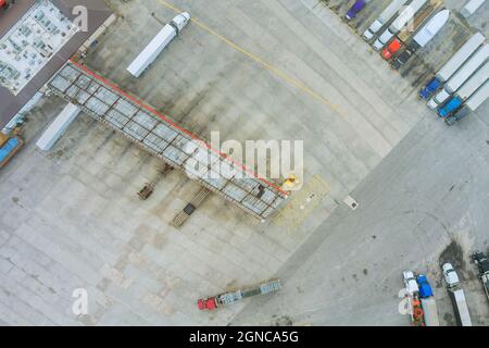 Tankstelle zum Betanken von Fahrzeugen, LKWs und Tanks mit Kraftstoff, Benzin und Diesel in der Nähe der Autobahn Stockfoto