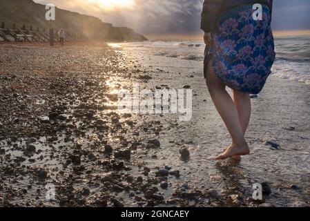 Am Strand von Sidestrand und Overstrand, in der Nähe von Cromer, Norfolk, EnglandSandstrand von Wells Next the Sea, North Norfolk, England, Großbritannien. Paddeln am Ufer. Stockfoto