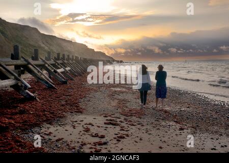 Am Strand von Sidestrand und Overstrand, in der Nähe von Cromer, Norfolk, EnglandSandstrand von Wells Next the Sea, North Norfolk, England, Großbritannien. Wandern am Strand Stockfoto