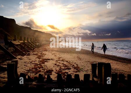 Am Strand von Sidestrand und Overstrand, in der Nähe von Cromer, Norfolk, EnglandSandstrand von Wells Next the Sea, North Norfolk, England, Großbritannien. Wandern am Strand Stockfoto