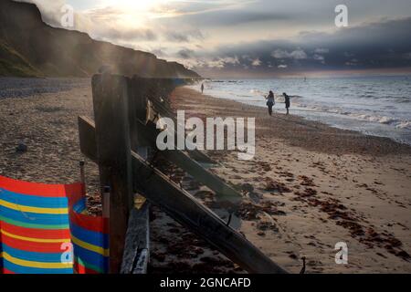 Am Strand von Sidestrand und Overstrand, in der Nähe von Cromer, Norfolk, EnglandSandstrand von Wells Next the Sea, North Norfolk, England, Großbritannien. Wandern am Strand Stockfoto