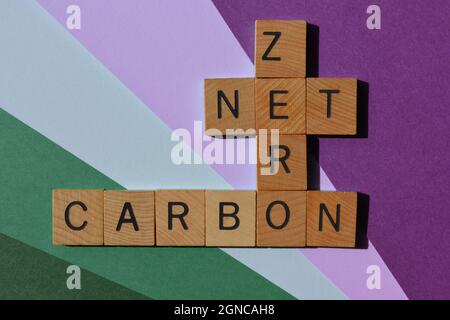 NET, Zero, Carbon, Wörter in Holzalphabetatbuchstaben in Kreuzworträtsel Stockfoto