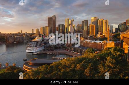 Das Schiff dockte im Hafen von Sydney an, mit Wolkenkratzern dahinter. Stockfoto