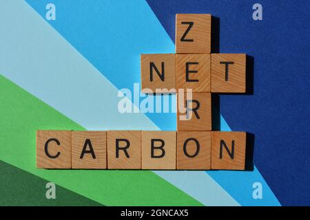 NET, Zero, Carbon, Wörter in Holzalphabetatbuchstaben in Kreuzworträtsel Stockfoto