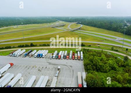 Luftaufnahme des Parkplatzes mit Lastwagen auf Transport von LKW-Rastplatz Dock Stockfoto