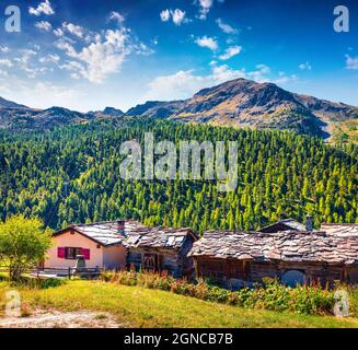 Sonniger Sommermorgen im Zermatter Dorf mit altem Gebäude. Wunderschöne Outdoor-Szene in Schweizer Alpen, Kanton Wallis, Schweiz, Europa. Künstlerischer Stil Stockfoto