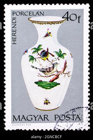 UNGARN - UM 1972: Eine in Ungarn gedruckte Briefmarke zeigt Vase mit Vogel, Herend Porzellan Stockfoto