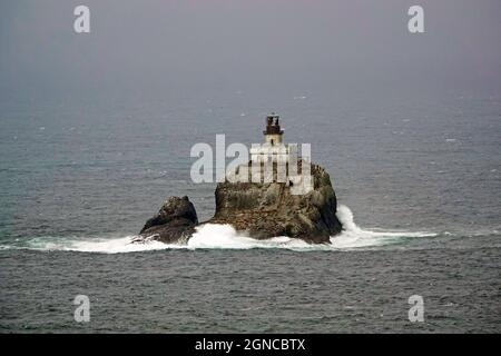 Blick auf den Tillamook Head Lighthouse, einen Leuchtturm an der Küste von Oregon in der Nähe von Cannon Beach, Oregon. Stockfoto