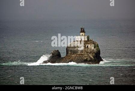 Blick auf den Tillamook Head Lighthouse, einen Leuchtturm an der Küste von Oregon in der Nähe von Cannon Beach, Oregon. Stockfoto