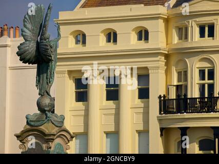 Die Friedensstatue von 1912 an der Grenze zu Brighton Hove mit der Regency-Architektur der Brunswick Terrace. Brighton und Hove, England. Stockfoto