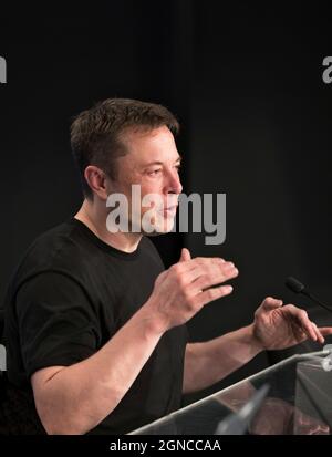 Elon Musk, Chief Executive Officer und Lead Designer von SpaceX, spricht nach dem erfolgreichen Start der companyÕs Falcon Heavy Rakete vom Launch Complex 39A bei einer Pressekonferenz im Kennedy Space Center der NASA in Florida mit den Nachrichtenmedien. Eine optimierte und digital verbesserte Version eines NASA-Bildes/Credit NASA. Nur für redaktionelle Zwecke. Stockfoto