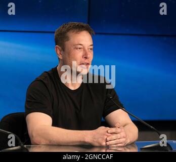 Elon Musk, Chief Executive Officer und Lead Designer von SpaceX, spricht nach dem erfolgreichen Start der companyÕs Falcon Heavy Rakete vom Launch Complex 39A bei einer Pressekonferenz im Kennedy Space Center der NASA in Florida mit den Nachrichtenmedien. Eine optimierte und digital verbesserte Version eines NASA-Bildes/Credit NASA. Nur für redaktionelle Zwecke. Stockfoto