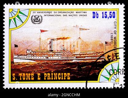 ST. THOMAS AND PRINCE ISLANDS - UM 1984: Eine in Sao Tome und Principe gedruckte Marke zeigt das alte Passagierdampfschiff City of Worcester 1881 Stockfoto